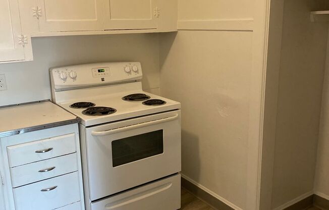 2 beds, 1 bath, $810, Unit H