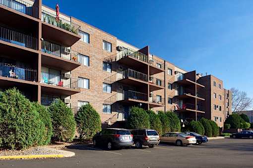 Property Exterior at Creek Point Apartments, Hopkins, 55343