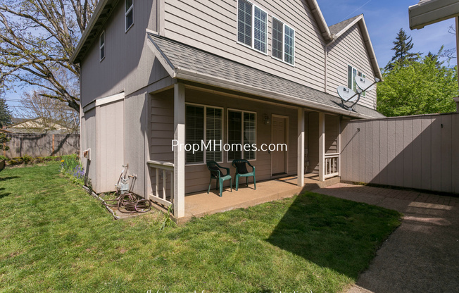 Lovely Three Bedroom Home in Oregon City- Fully Fenced Yard!!
