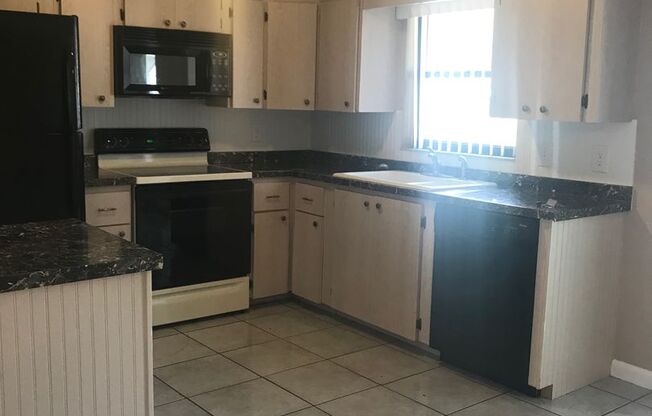 Charming 3 bedroom/1.5 bath Fenced Home in St.Cloud