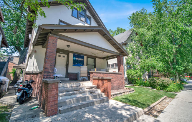 807 Foster