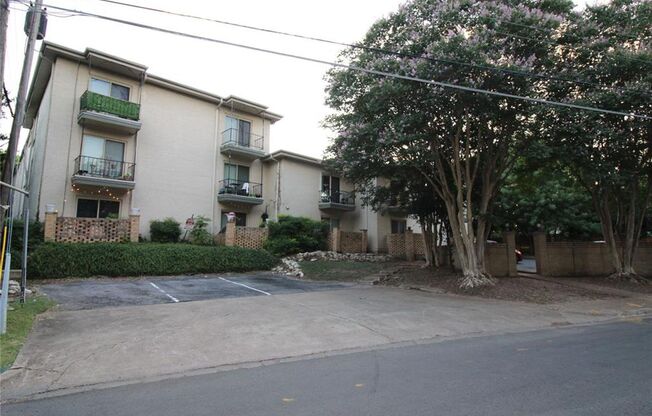 2 beds, 1 bath, $2,100, Unit # 211