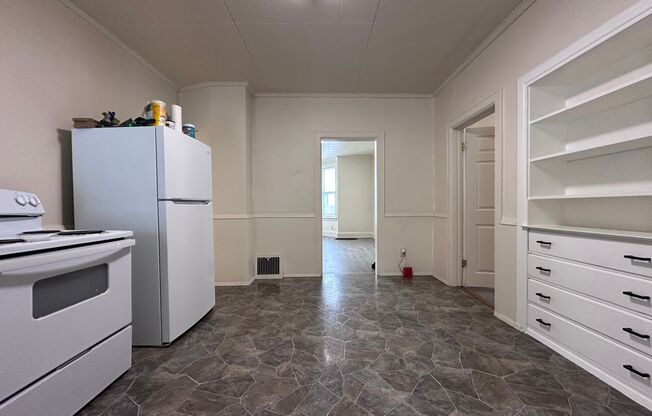 3 beds, 1 bath, 852 sqft, $1,095, Unit Lower