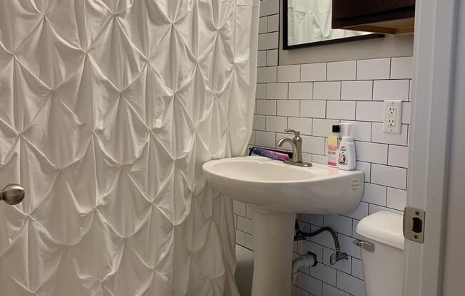 Studio, 1 bath, 300 sqft, $825, Unit 214