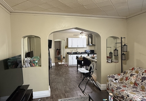 289 CHARLES AVE