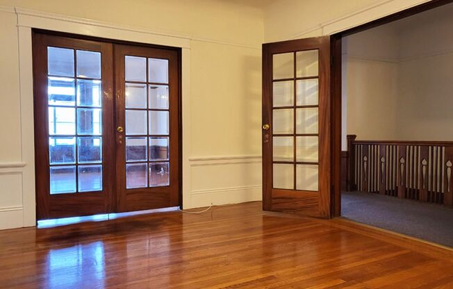 2 Bedrooms 1.5 Bath Flat with Formal Living & Dinning Room in North Beach!