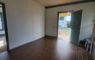 3 beds, 1 bath, $2,700, Unit #101