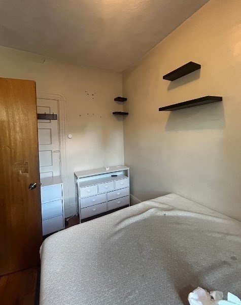 3 beds, 1 bath, 1,000 sqft, $3,800, Unit 4