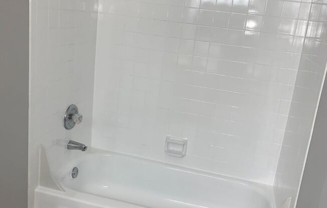 1 bed, 1 bath, 755 sqft, $1,150, Unit 5905H