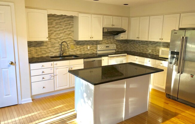 Beautiful 3 Bedroom Townhome In Bloomfield/Shadyside.  Ideal Location.  Available Late August.