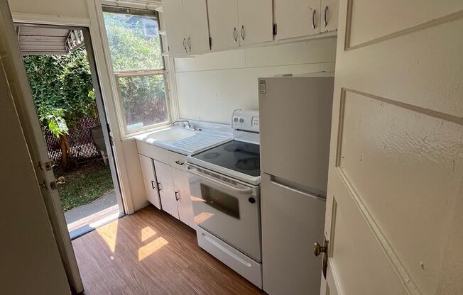 Studio, 1 bath, $850, Unit #7