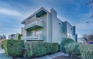 Quirky 1bd/1.5bth Loft Condo in West Queen Anne, $2,300/mo.