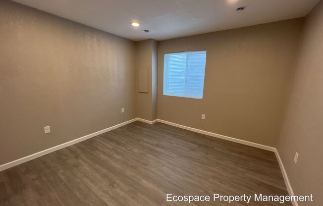 3 beds, 1 bath, $2,095, Unit 4524 B