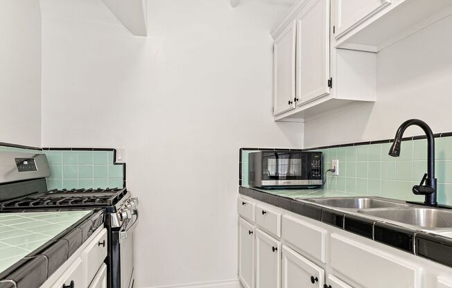 Studio, 1 bath, 550 sqft, $1,730.77, Unit 210