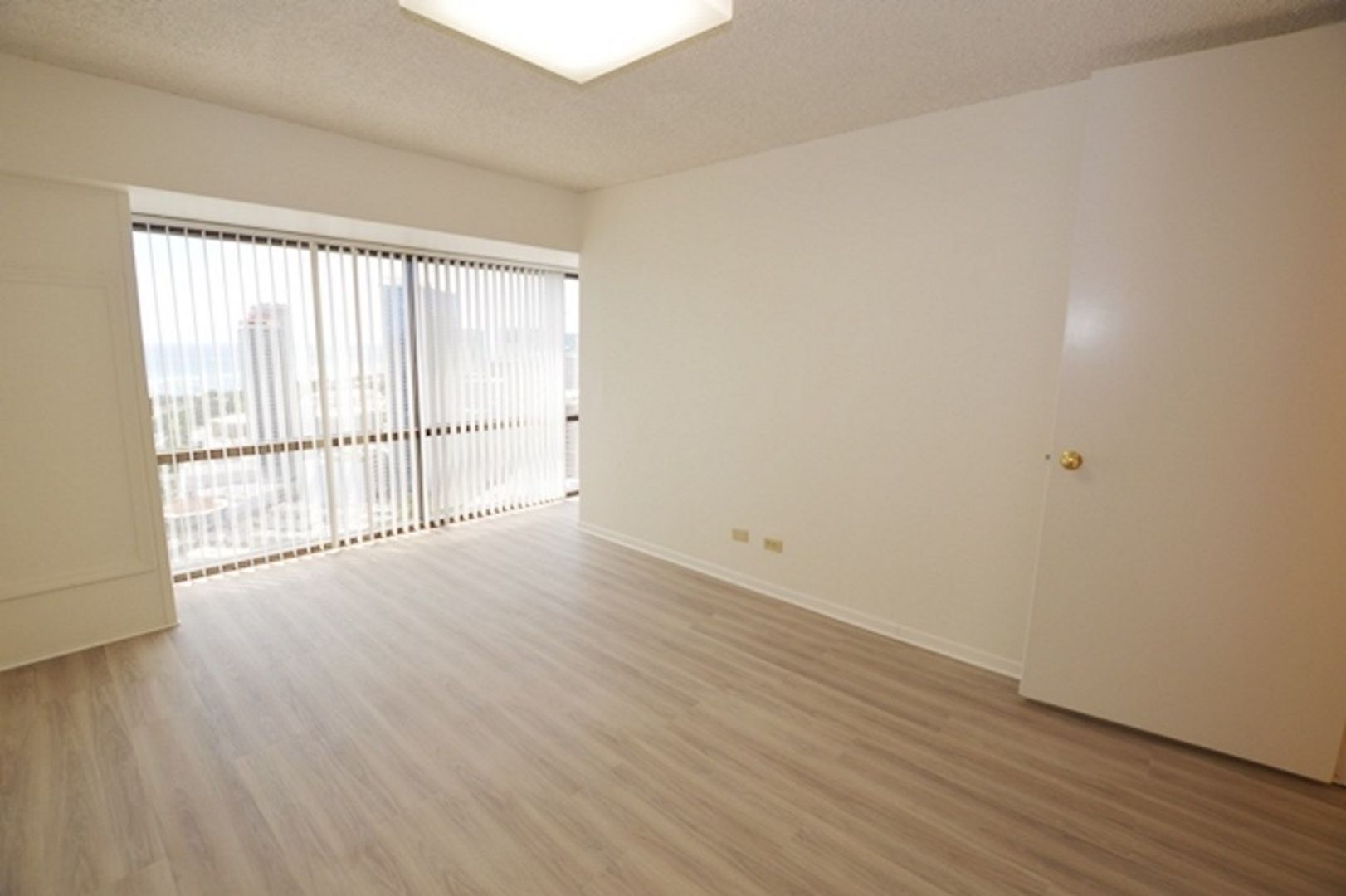Century Center 2 bed, 2 bath, 1 parking 1065 Sq Ft with Awesome Views!