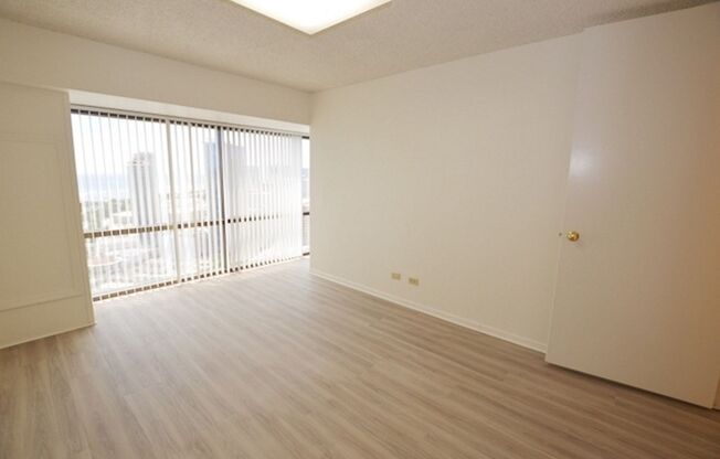 Century Center 2 bed, 2 bath, 1 parking 1065 Sq Ft with Awesome Views!