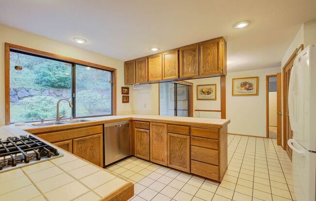 3 beds, 2.5 baths, $3,700