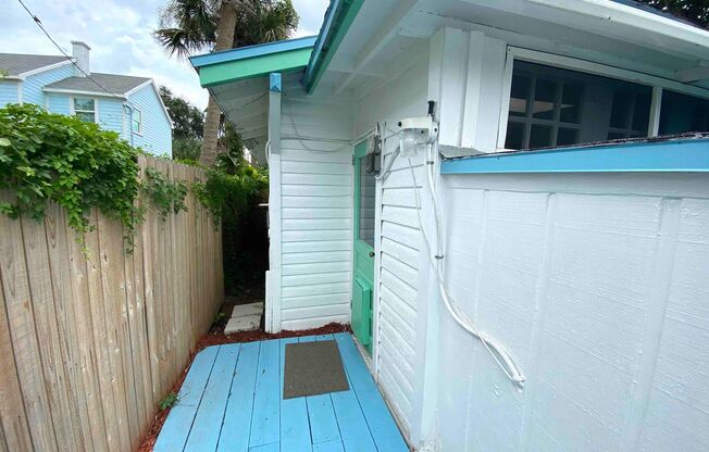 Beautiful large studio 2 blocks from the beach