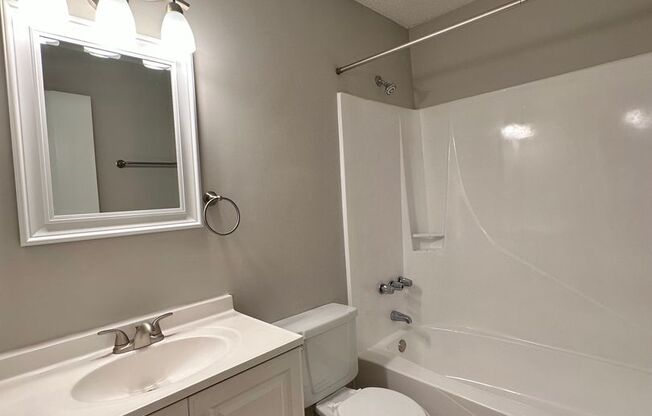 2 beds, 1 bath, 850 sqft, $1,295, Unit E39