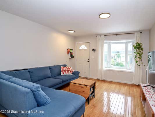 72 LYCEUM CT