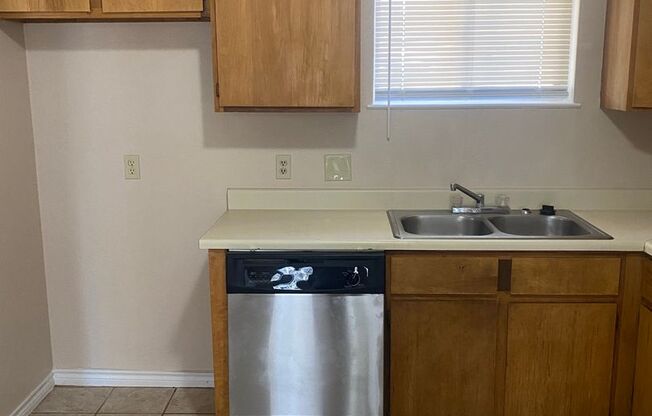 3 beds, 1 bath, $1,095