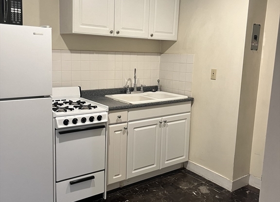 1 bed, 1 bath, 409 sqft, $2,300, Unit 8