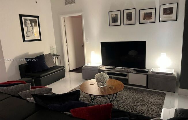 Stunning 1-bedroom/2-bath + den apartment in the highly sought-after Vizcayne Condo in the heart of downtown