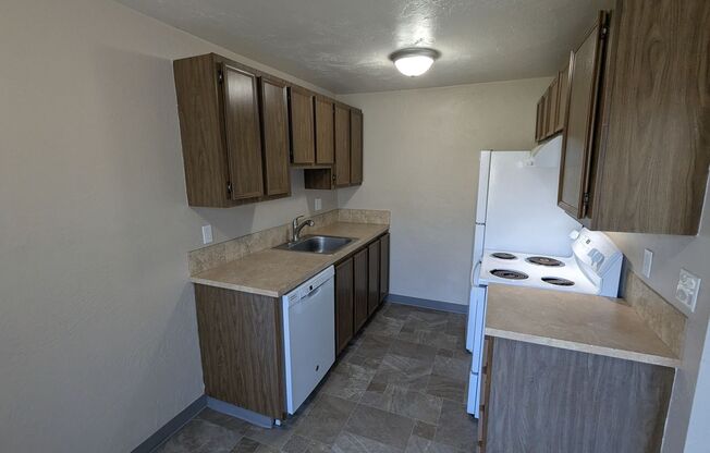 2 beds, 1 bath, 756 sqft, $1,150, Unit 77