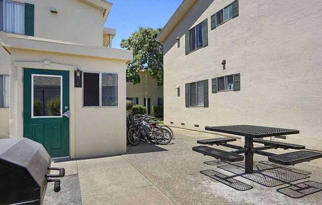 Picnic And Bbq Area at Colonial Garden Apartments, San Mateo, CA, 94401