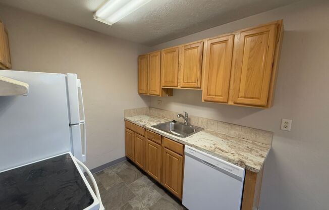 2 beds, 1 bath, 756 sqft, $1,225, Unit 32