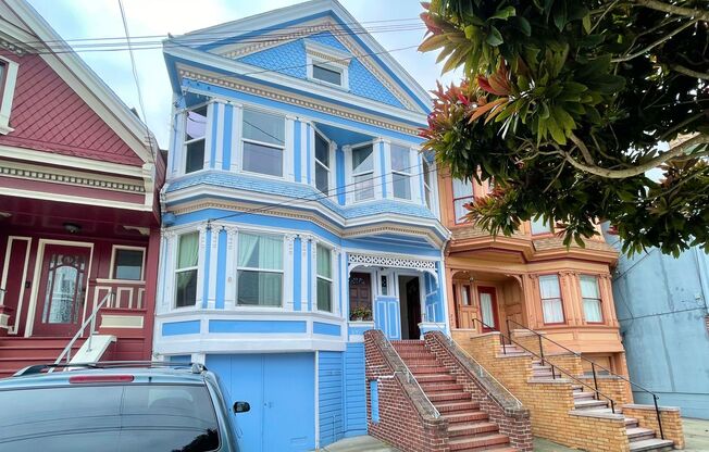 Wonderful Light and Bright Top Floor 2BR/1BA Flat w/Parking, Laundry, Shared Garden - PROGRESSIVE