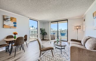 Stylish Downtown Condo with Great Amenities and Amazing Views!