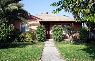 4 Bedrooms and 3 Bathrooms in Winnetka