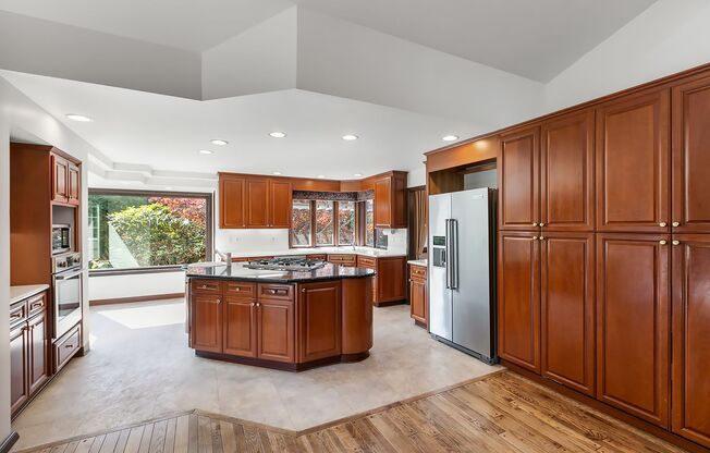 Normandy Park House: Picturesque Views, Sport Court, Upgrades Throughout