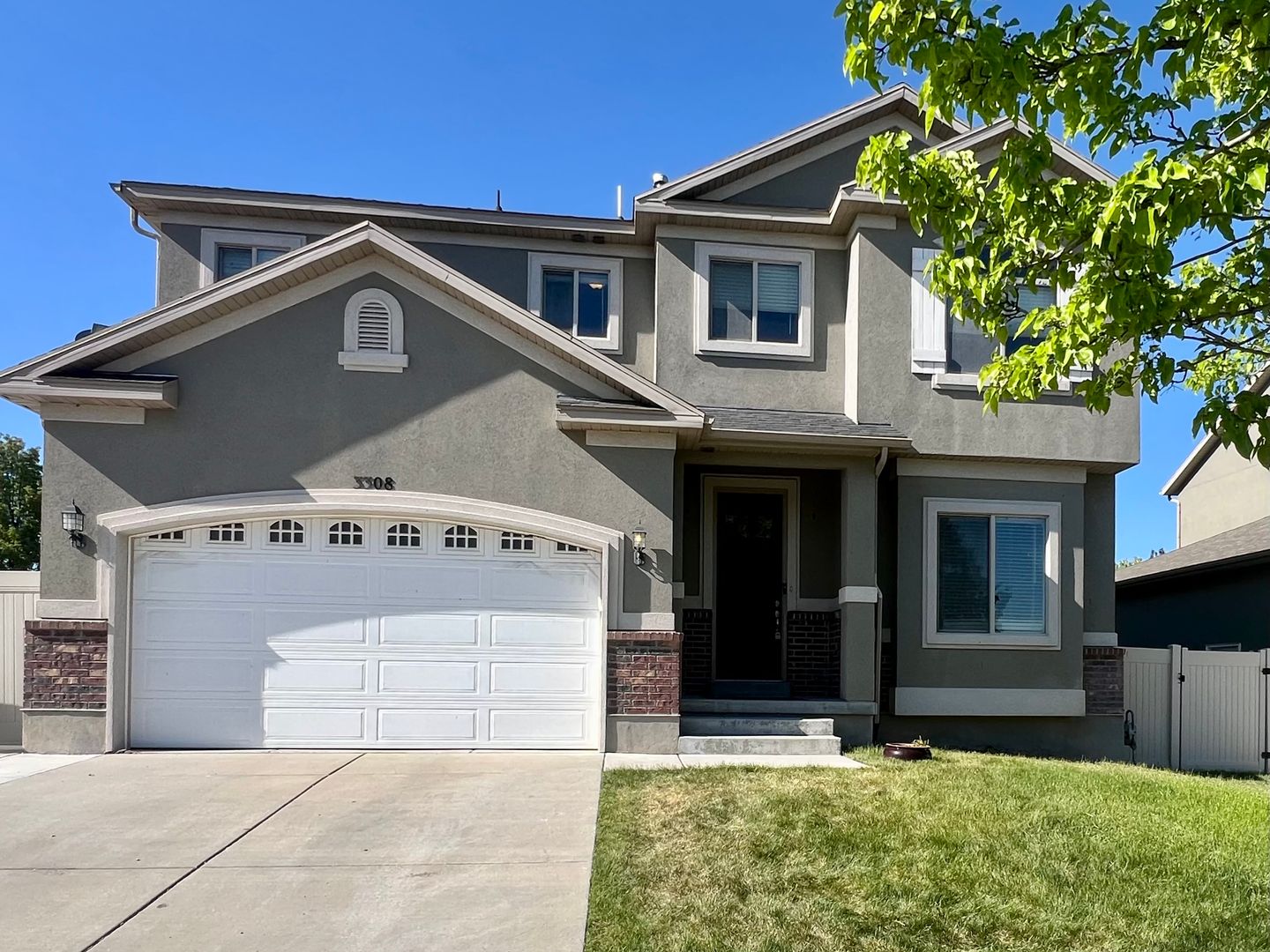 Large 3-Bedroom Riverton House for Rent in May!