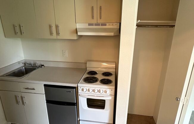 Studio, 1 bath, 270 sqft, $750, Unit 213
