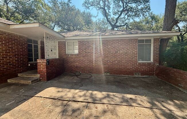 3/2 House Hancock Area- 914 Keith Lane - available August
