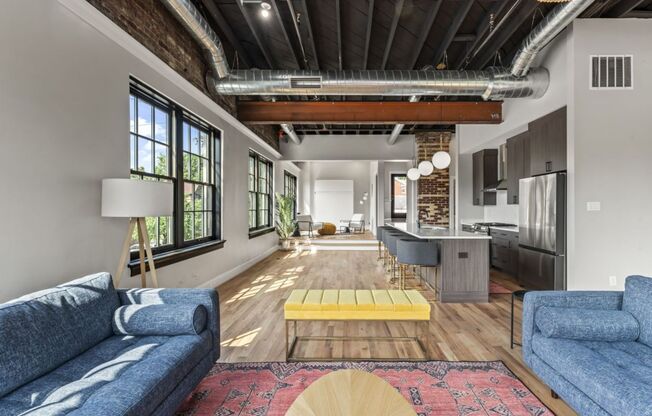 Renovated Highland Loft sleeps 4!