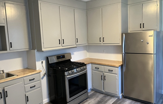 2 beds, 1 bath, $2,800, Unit 2