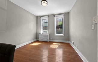 Studio, 1 bath, 575 sqft, $1,700, Unit 1RF