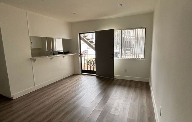 Upgraded 1 Bedroom In Torrance with Parking !!! -$2,100.00