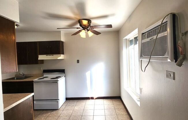 1 bed, 1 bath, 695 sqft, $1,330, Unit J.E.R. &amp; Associates 1330 Arthur -2F