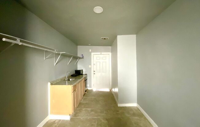 ALL BILLS PAID!!! Convenient Studio Unit!