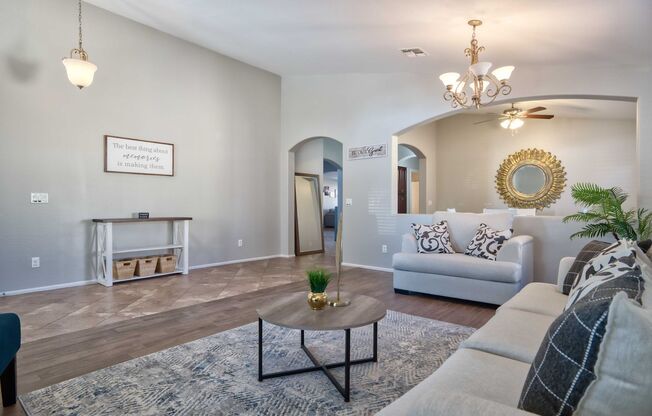 Beautifull & Spacious home in Goodyear!