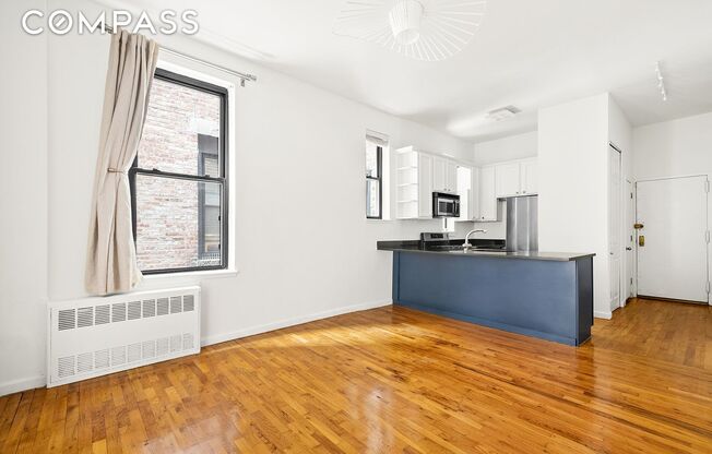 360 W 21 ST