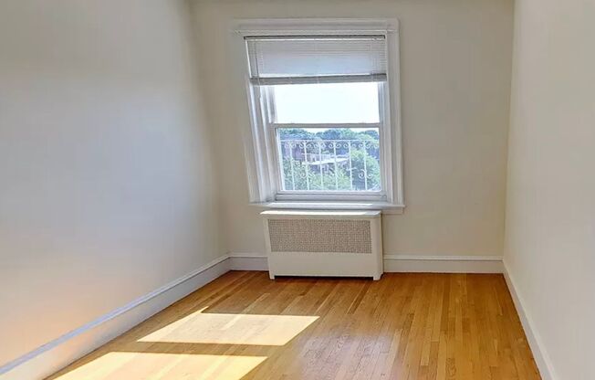 2 beds, 1 bath, 750 sqft, $3,400, Unit 53