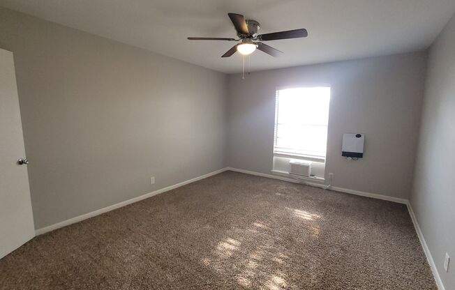 2 beds, 1 bath, 947 sqft, $1,100, Unit Unit 122