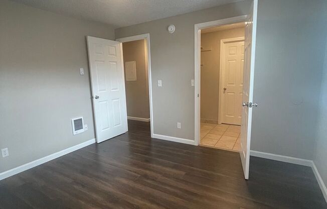 2 beds, 1 bath, 945 sqft, $1,575, Unit 033