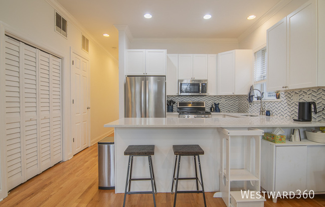 1132 W 17 ST