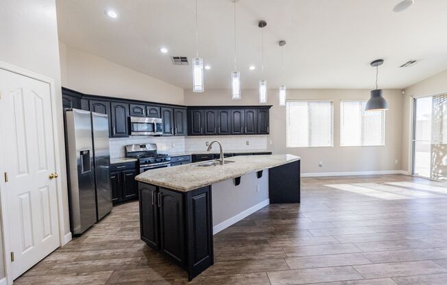 3 BED, 2 BATH + DEN BEAUTIFUL RESIDENCE IN GLENDALE!